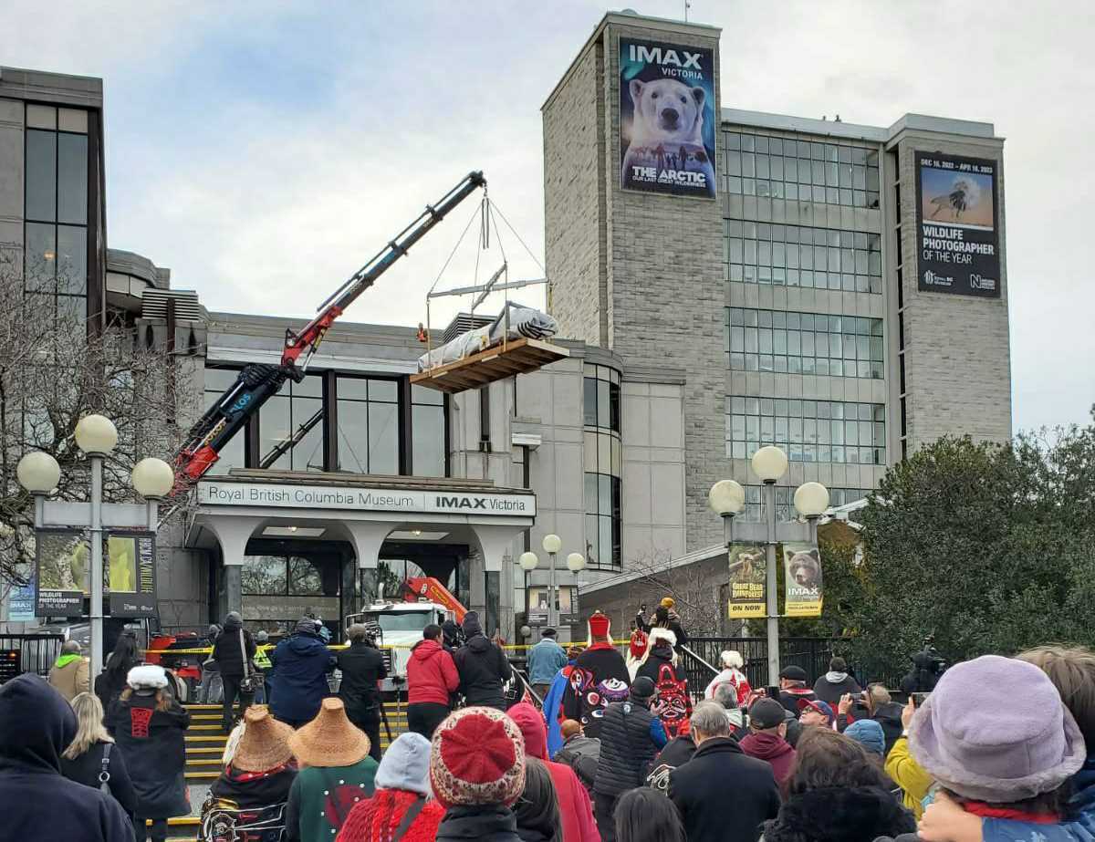 A Nuxalk totem pole is removed from RBCM by crane before returning to Bella Coola. Photo: Michael John Lo / Capital Daily